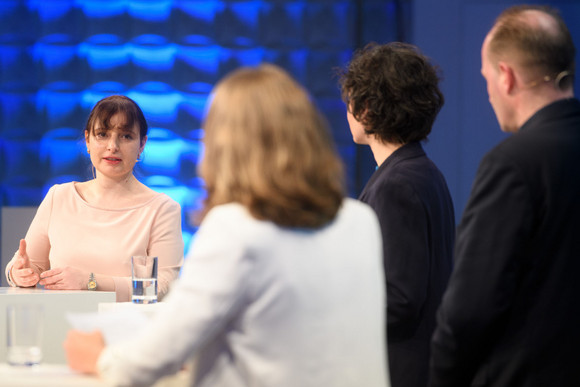 Bürgermeisterin Wiebke Schwarzweller auf dem Podium beim Eröffnungsevent für "Stark im Amt"