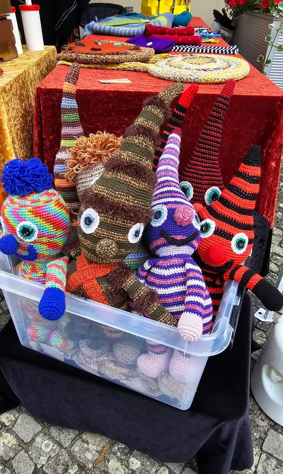 Kasten mit selbstgestrickten Püppchen