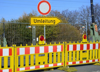 Ist möglicherweise ein Bild von Straße, Straße und Text „Umleitung - 18“